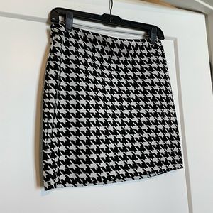 Houndstooth stretchy mini skirt.